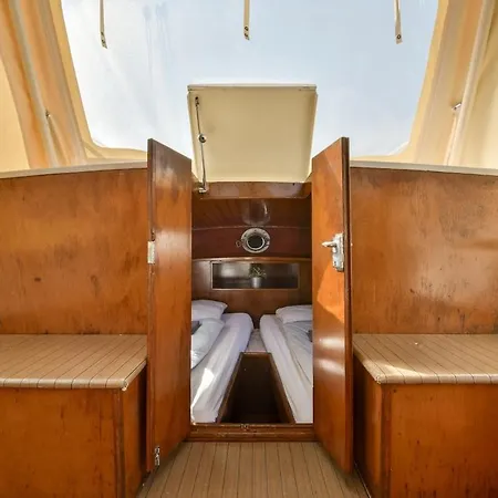 ספינת מלון Local Houseboat Center 'capella' *