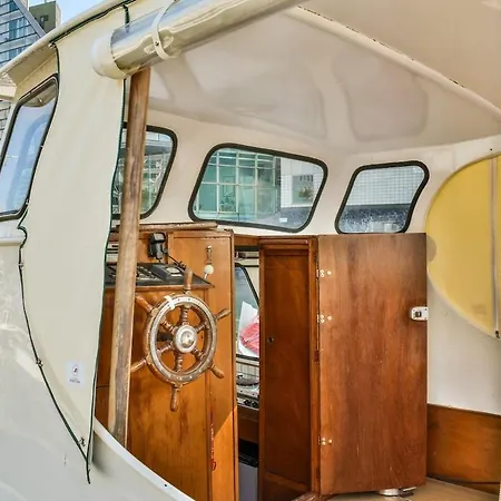 Local Houseboat Center 'capella'