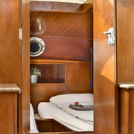 Botel Local Houseboat Center 'capella' *