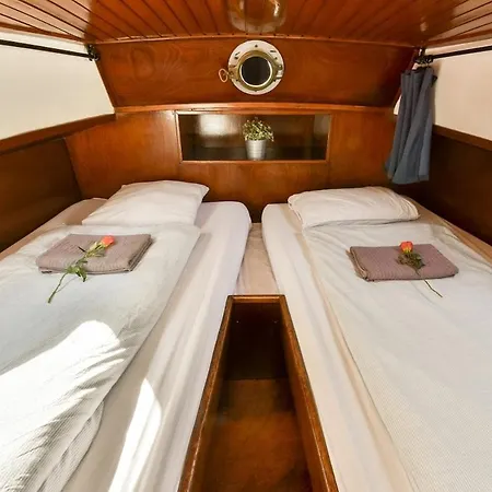 Local Houseboat Center 'capella' Botel *