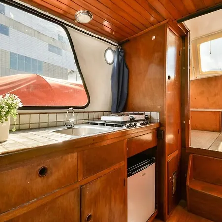 Botel Local Houseboat Center 'capella' *