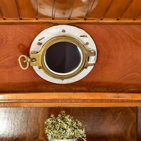Botel Local Houseboat Center 'capella' *
