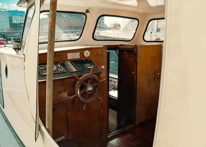 ספינת מלון Local Houseboat Center 'capella' *