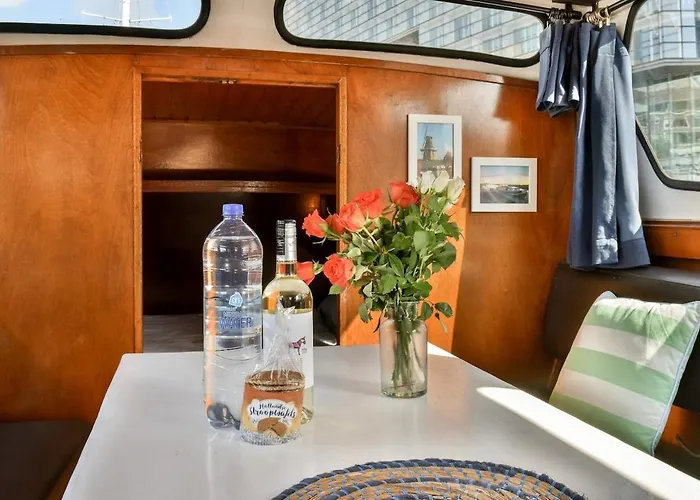 Local Houseboat Center 'capella' * אמסטרדם