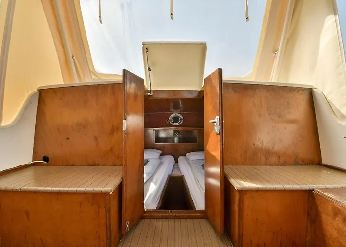 ספינת מלון Local Houseboat Center 'capella' *