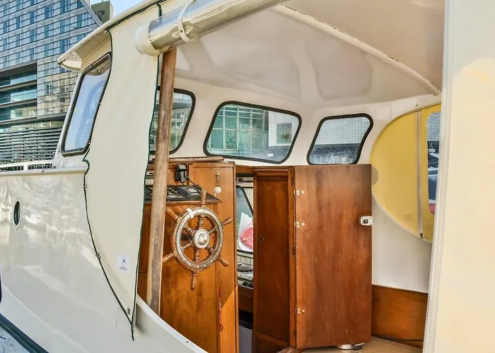 Local Houseboat Center 'capella'