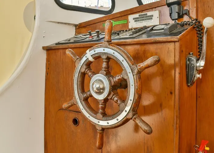 Local Houseboat Center 'capella' * אמסטרדם