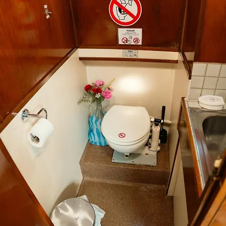 Local Houseboat Center 'capella' *