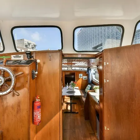 Botel Local Houseboat Center 'capella'