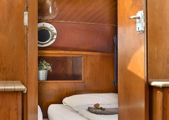 Botel Local Houseboat Center 'capella' *