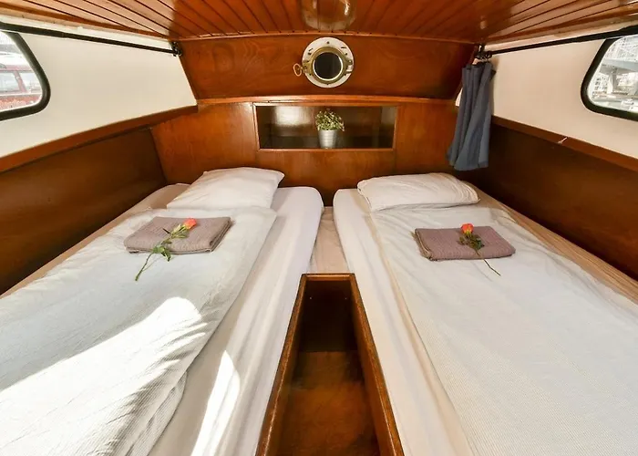 Local Houseboat Center 'capella' Botel *