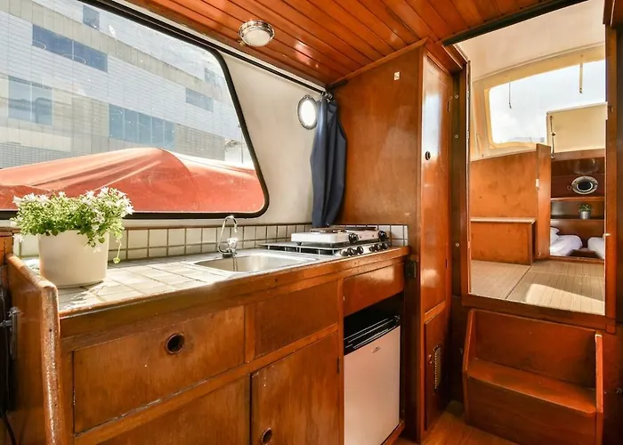 Botel Local Houseboat Center 'capella' *