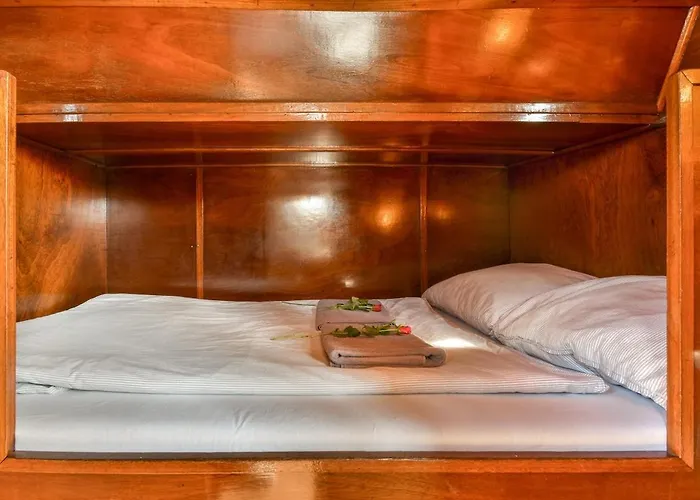 Local Houseboat Center 'capella' *