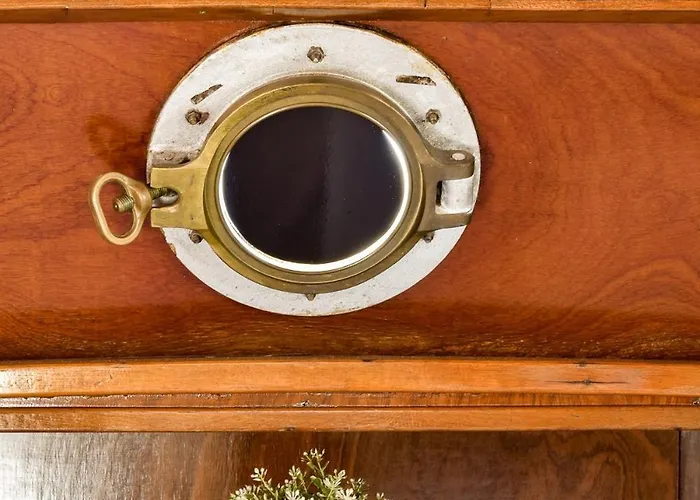 Botel Local Houseboat Center 'capella' *